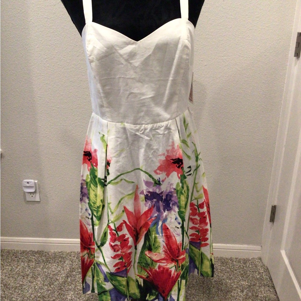 Chic White Floral Midi Dress Size 10P
